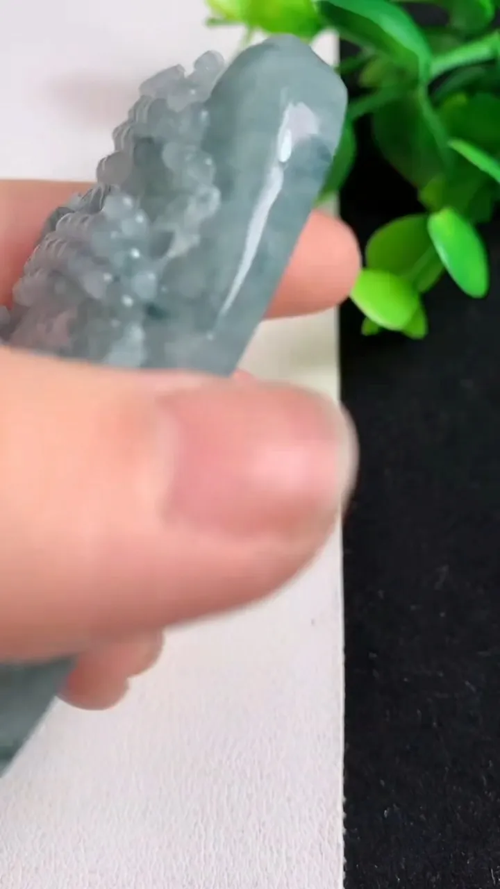 天然A货翡翠飘花山水牌吊坠，尺寸72-42-12.7，重:82.56g
5月4日