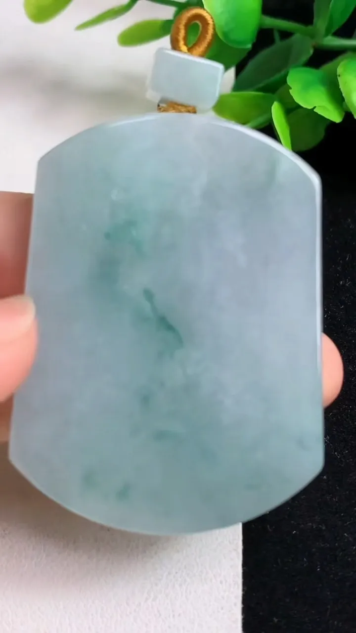 天然A货翡翠飘花无事牌吊坠，尺寸53.5-40-6.2，重量:39.78g
5月4日