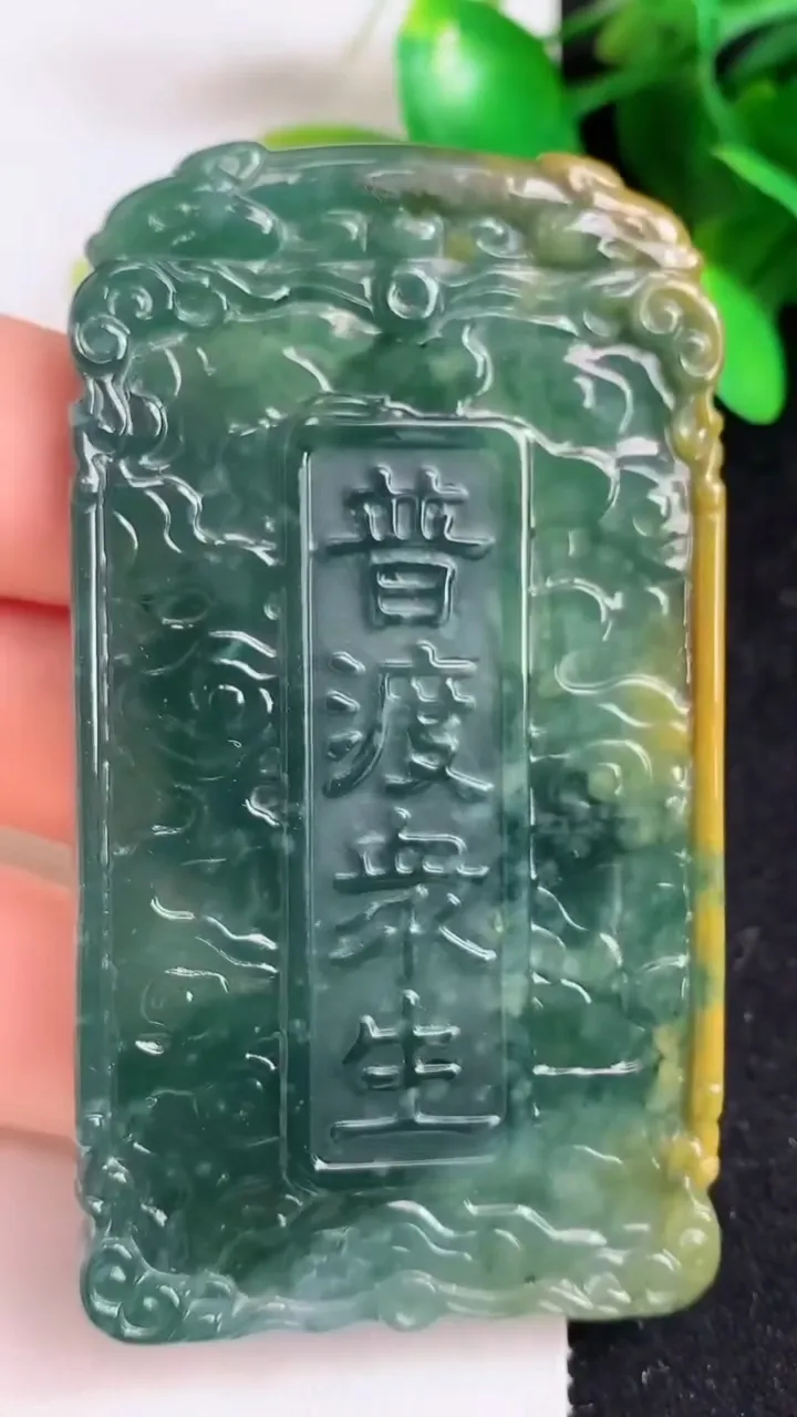 天然A货翡翠蓝水双彩大势至观音菩萨吊坠，尺寸70-39-5，重:32.69g
5月4日