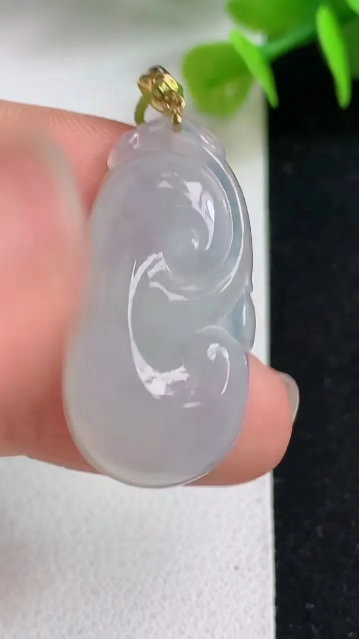 天然A货翡翠白冰如意吊坠，尺寸30.6-16-4.4，重量:4.34g
5月4日