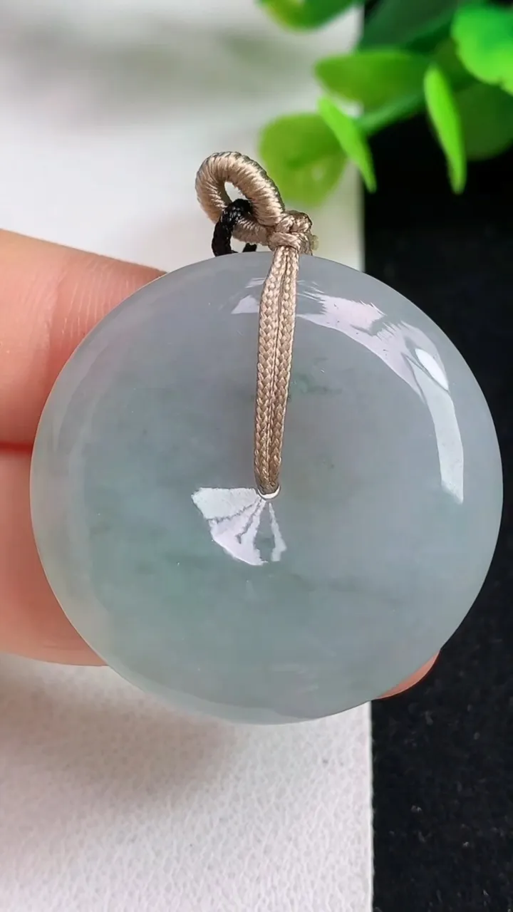 天然A货翡翠平安扣吊坠，尺寸32.7-6，重量:13.50g
5月4日