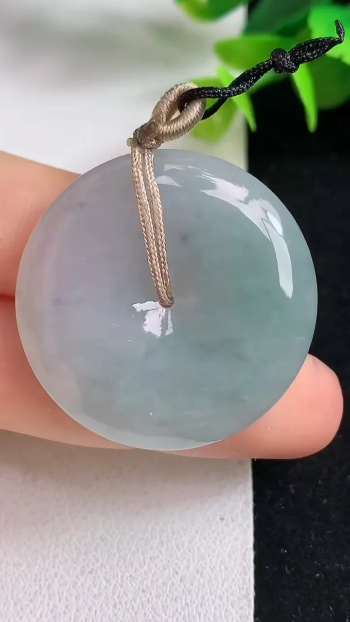 天然A货翡翠平安扣吊坠，尺寸32.7-6，重量:13.50g
5月4日