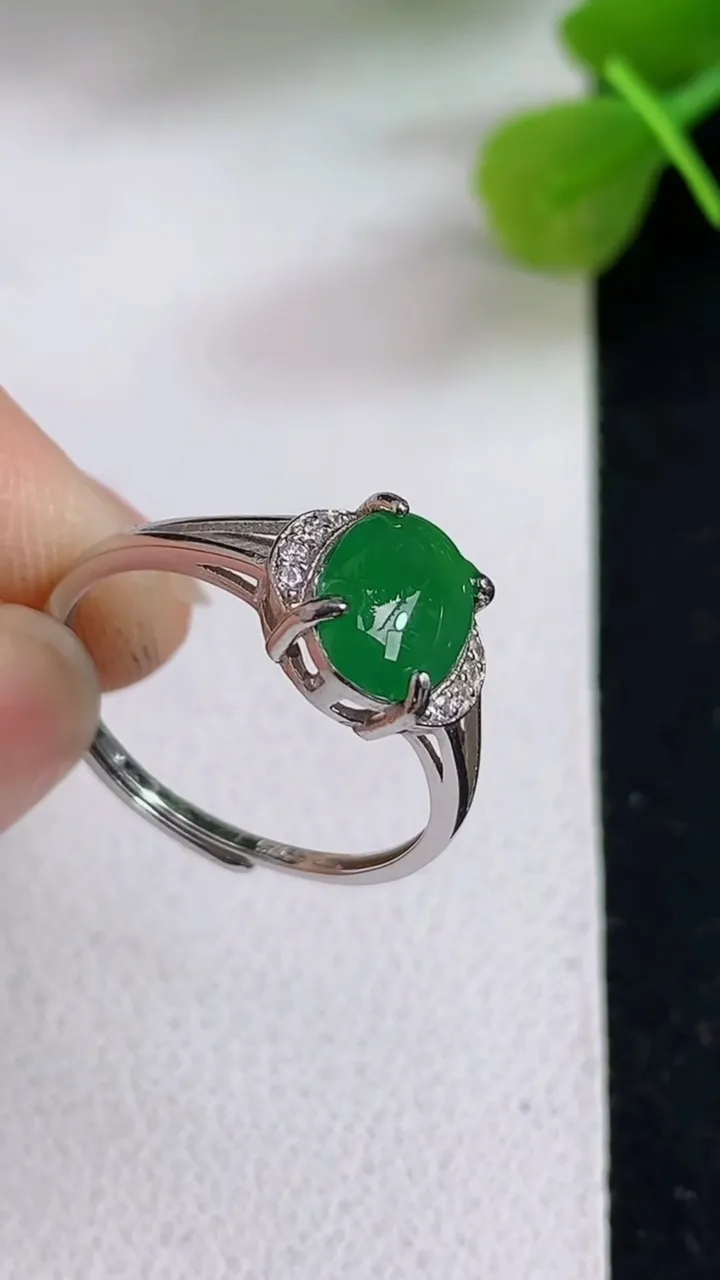 天然A货翡翠蛋面戒指，尺寸8.5-6，重:1.35g2025年5月4日
工厂直销收藏佳品,种好水足，色泽均匀，有种有色，上手高大气！