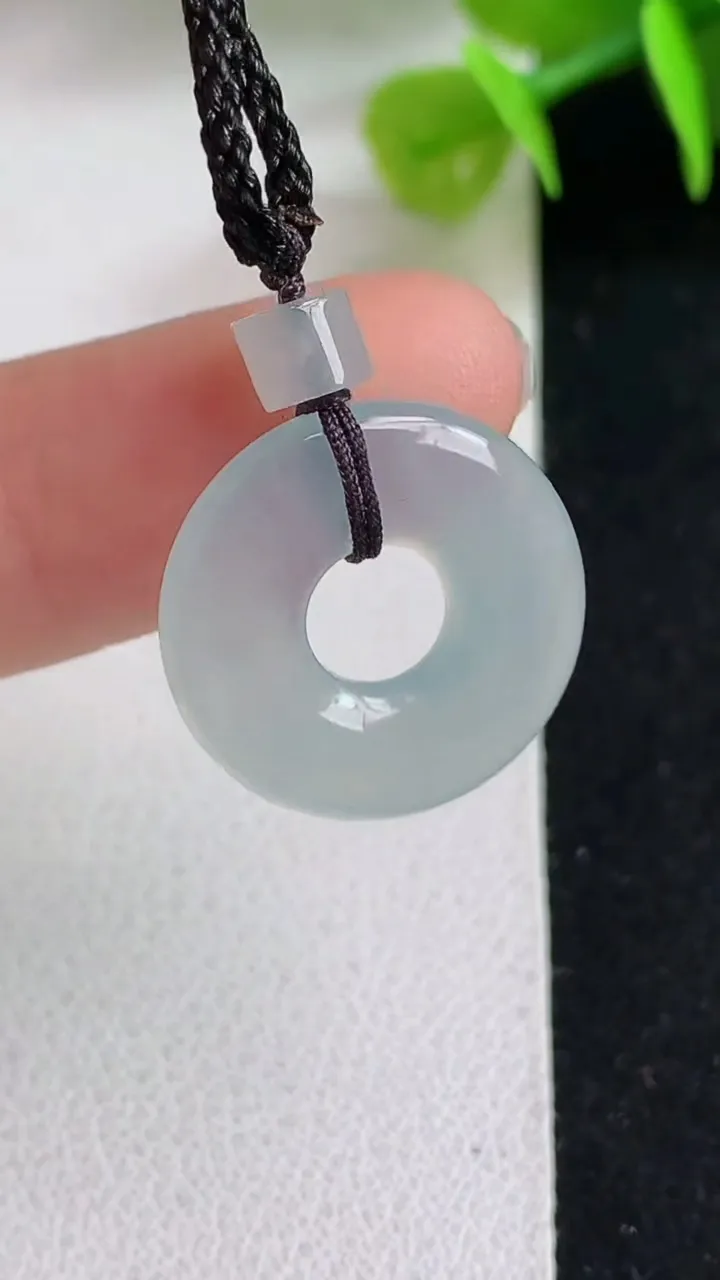 天然A货翡翠白冰平安环吊坠，尺寸18.2-3.4，重量:3.57g
5月4日