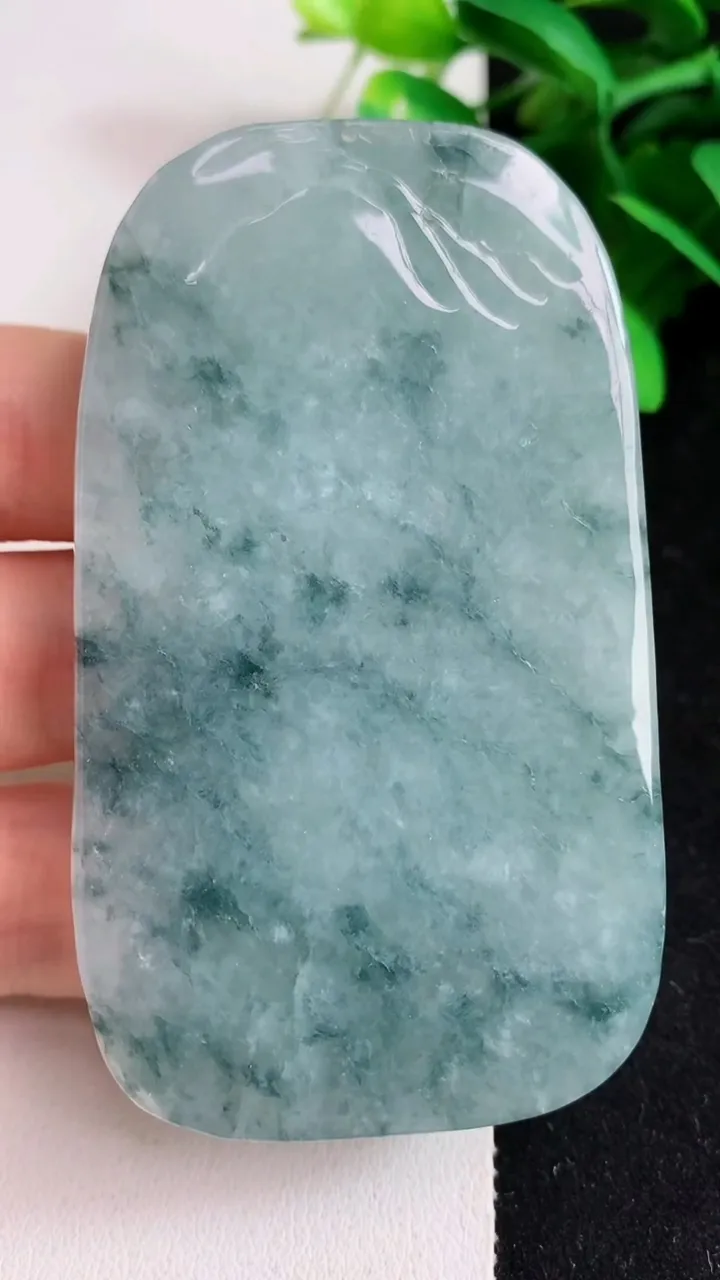 天然A货翡翠飘花山水牌吊坠，尺寸72-42-12.7，重:82.56g
5月4日