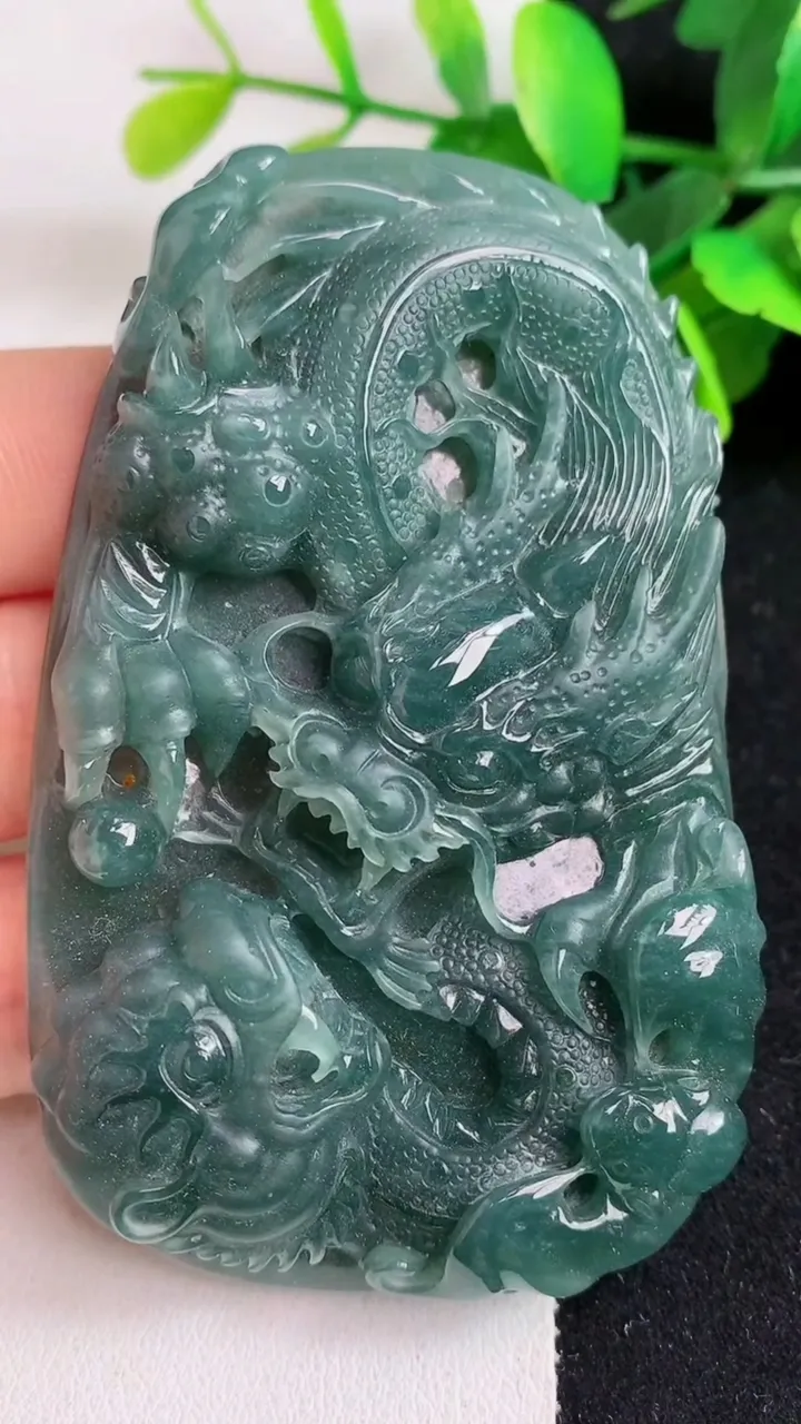 天然A货翡翠蓝水龙牌吊坠，尺寸77-48-11，重:72.04g
5月4日