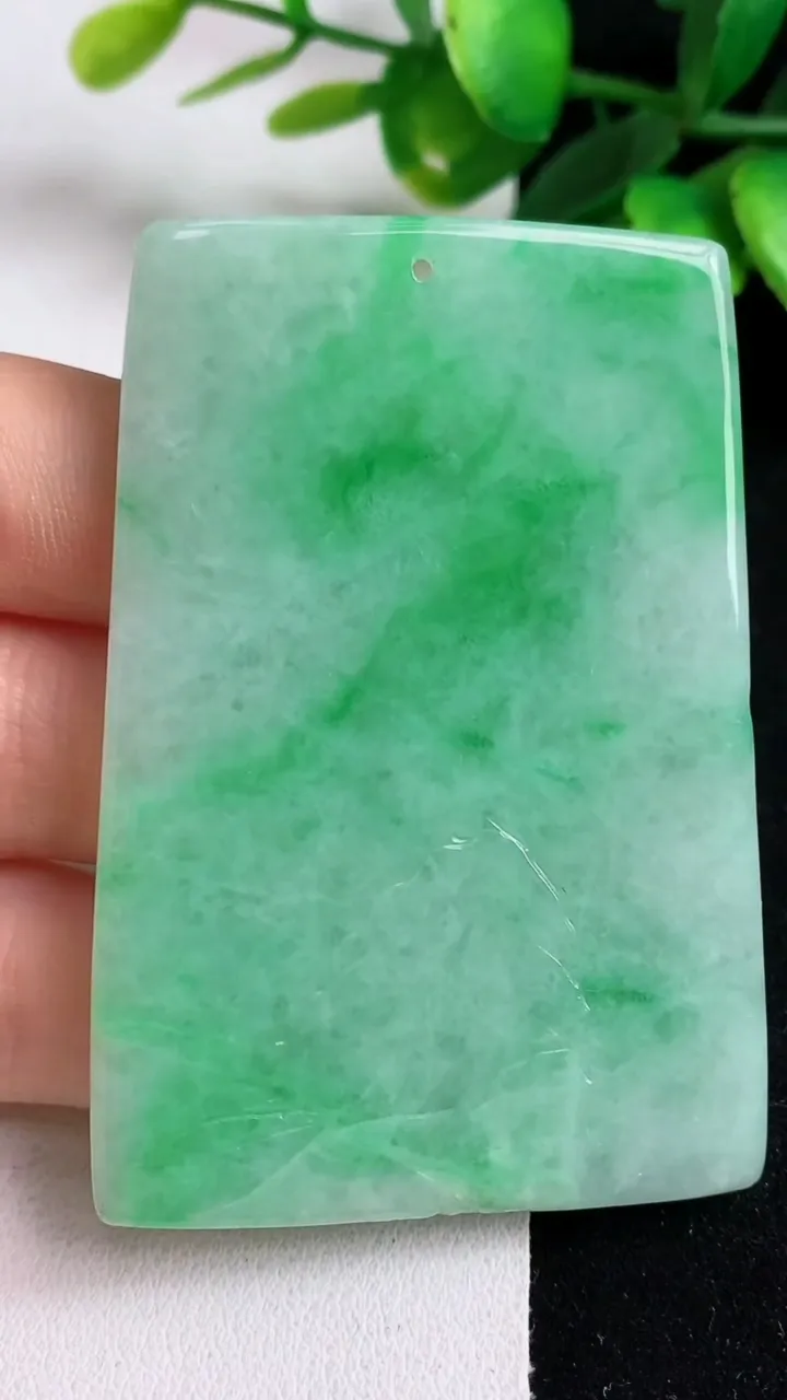 天然A货翡翠山水牌吊坠，尺寸63.4-44-5.2，重量:37.19g
5月4日