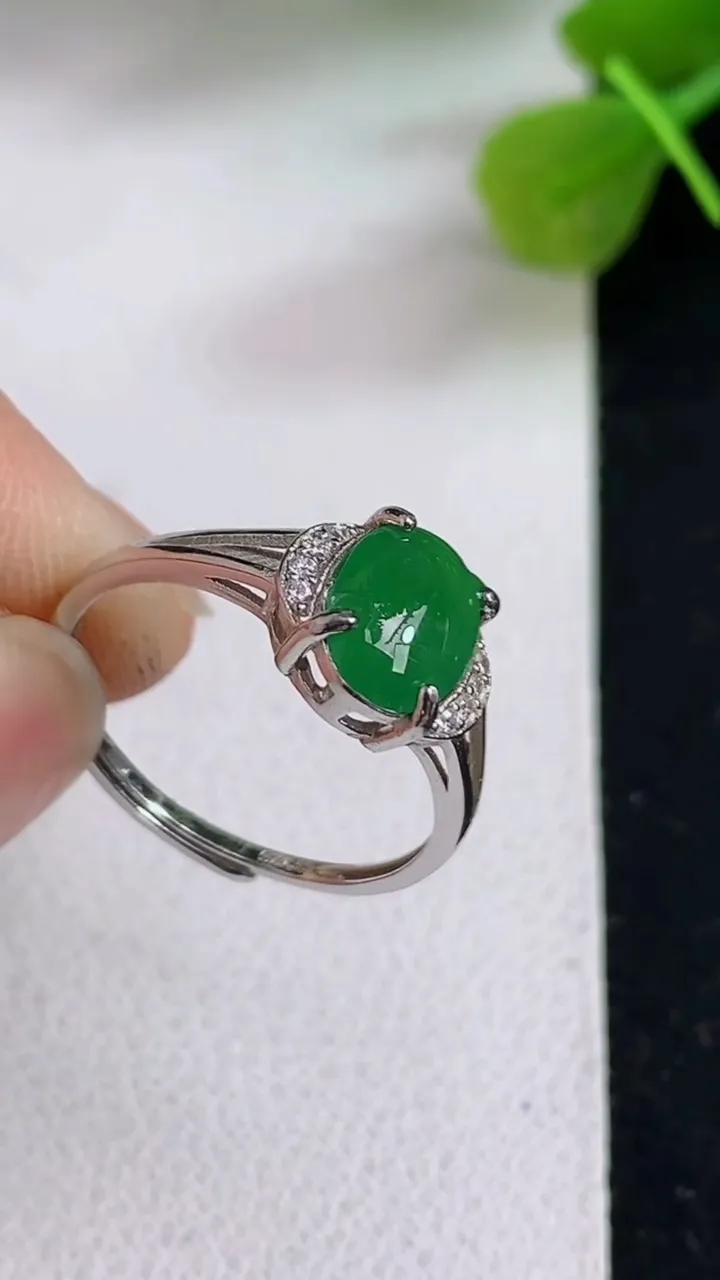 天然A货翡翠蛋面戒指，尺寸8.5-6，重:1.35g2025年5月4日
工厂直销收藏佳品,种好水足，色泽均匀，有种有色，上手高大气！