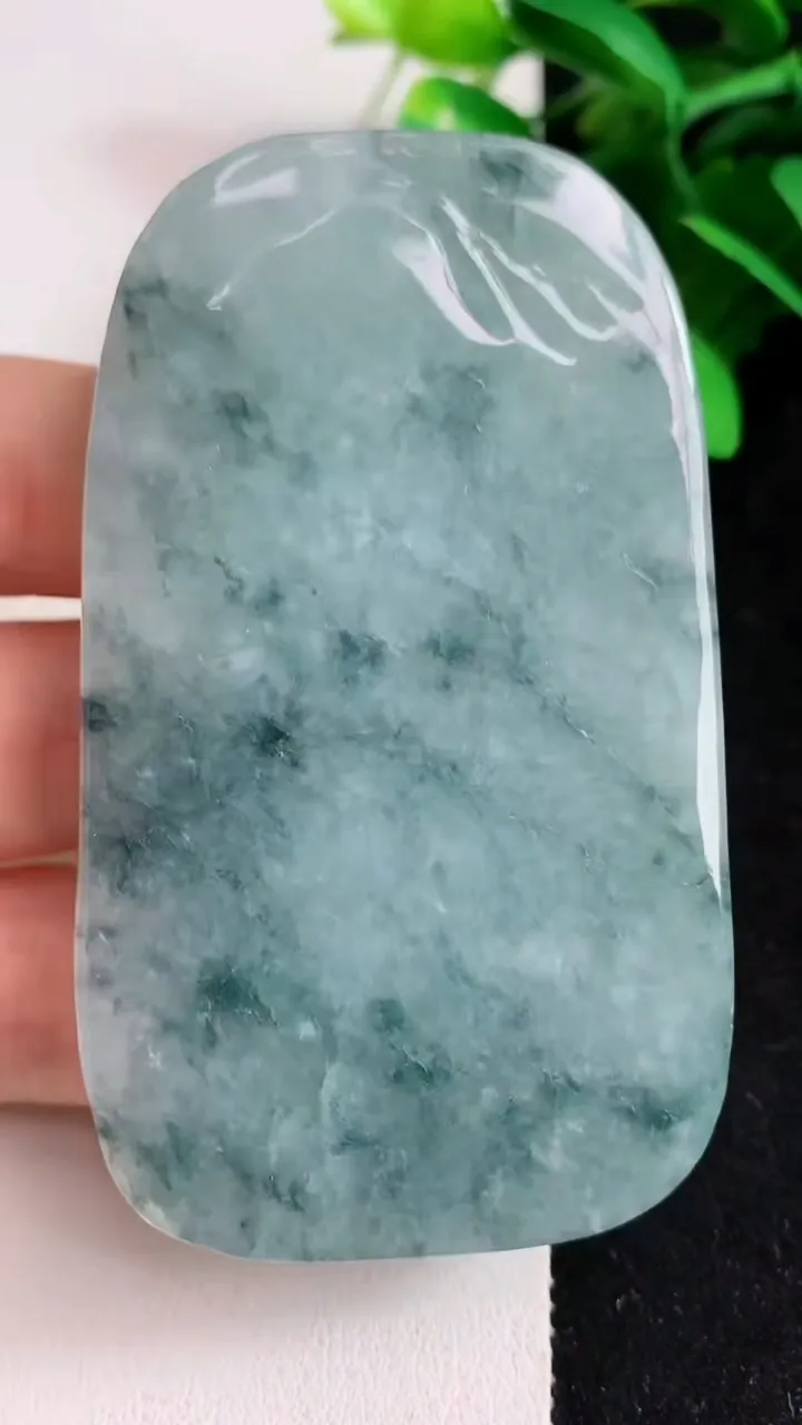 天然A货翡翠飘花山水牌吊坠，尺寸72-42-12.7，重:82.56g
5月4日