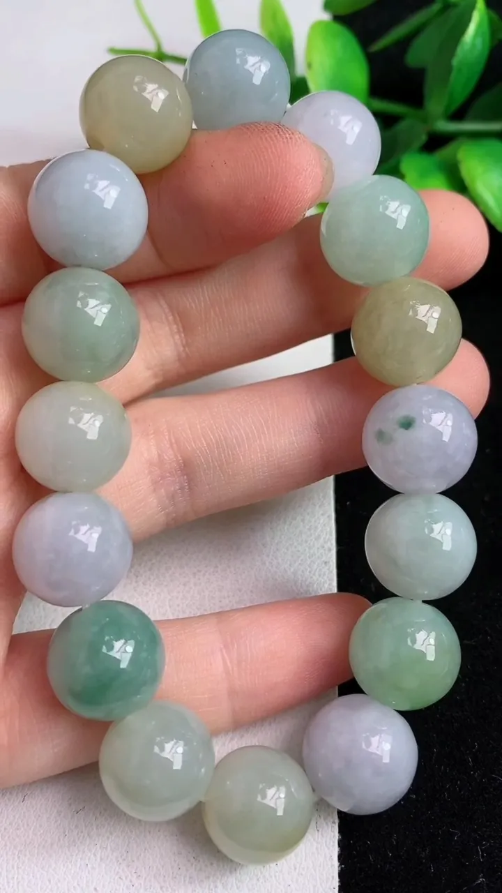 天然A货翡翠货三彩圆珠手串16颗，尺寸12.8，重:57.71g5月4日
工厂直销收藏佳品,种好水足，色泽均匀，有种有色，上手高大气！