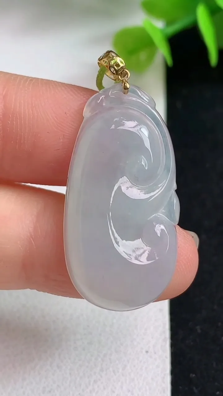 天然A货翡翠白冰如意吊坠，尺寸30.6-16-4.4，重量:4.34g
5月4日