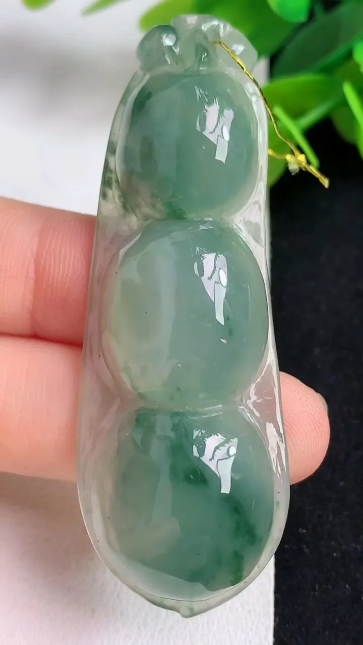 天然A货翡翠福豆吊坠，尺寸64.7-22.5-11.5，重:20.07g
5月4日