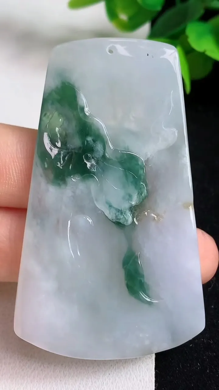 天然A货翡翠飘花虚空藏观音菩萨吊坠，尺寸61.8-37.2-5.6，重量:27.80g
5月4日