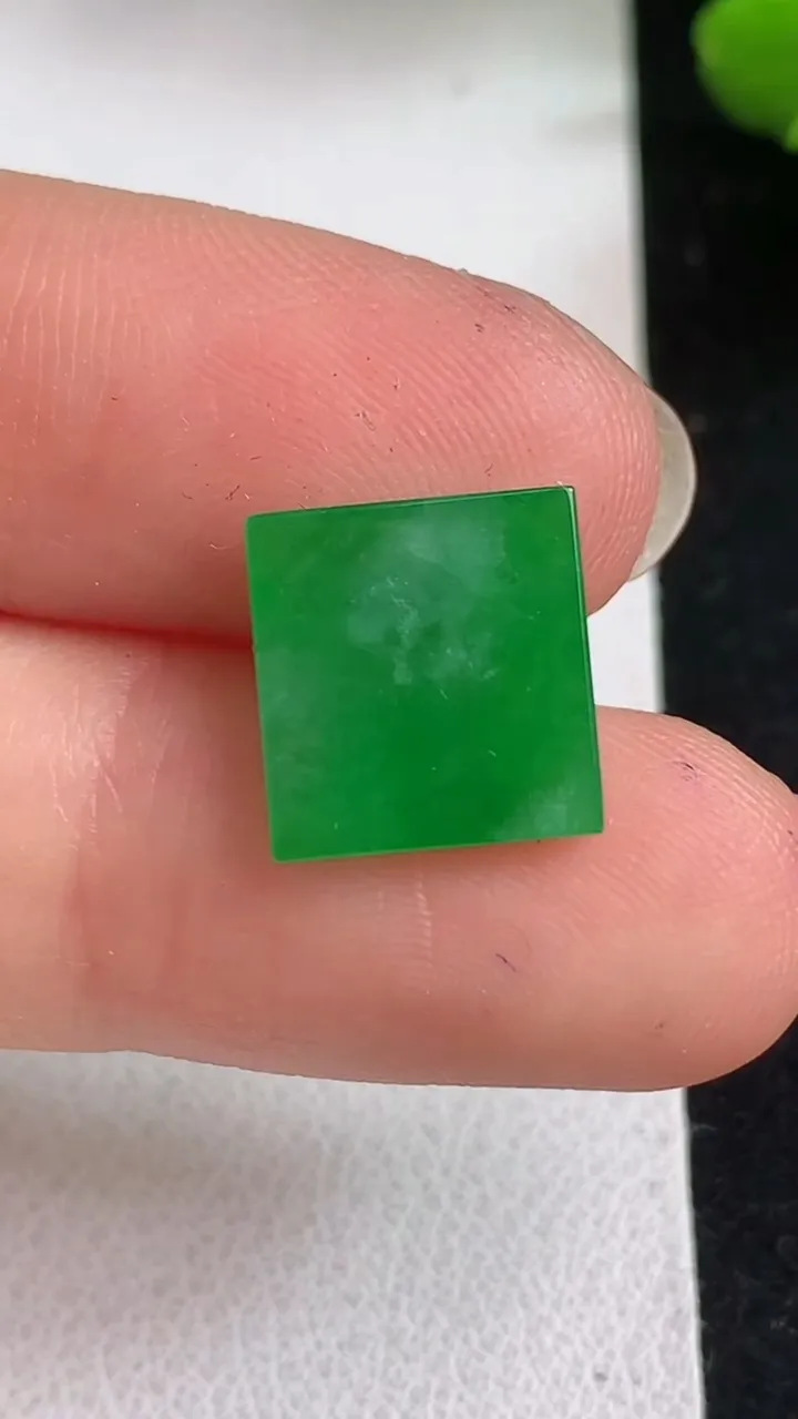 天然A货翡翠马鞍戒面，尺寸11-10.6-2.4，重量:1.00g2025年5月5日
工厂直销收藏佳