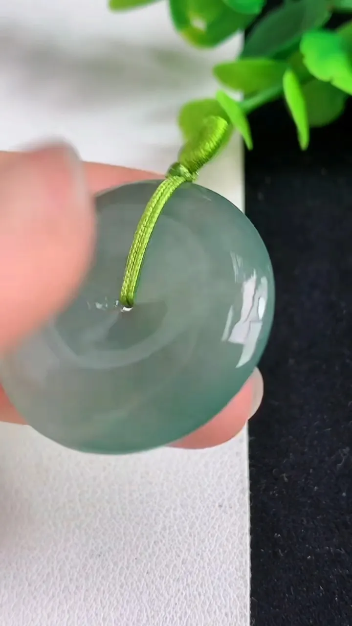 天然A货翡翠平安扣吊坠，尺寸32-6.2，重量:13.34g
5月5日