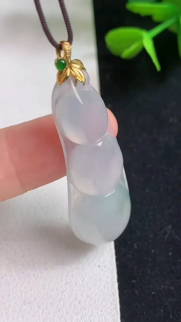 天然A货翡翠飘花福豆吊坠，尺寸42.6-14.6-6，重量:6.26g
5月5日