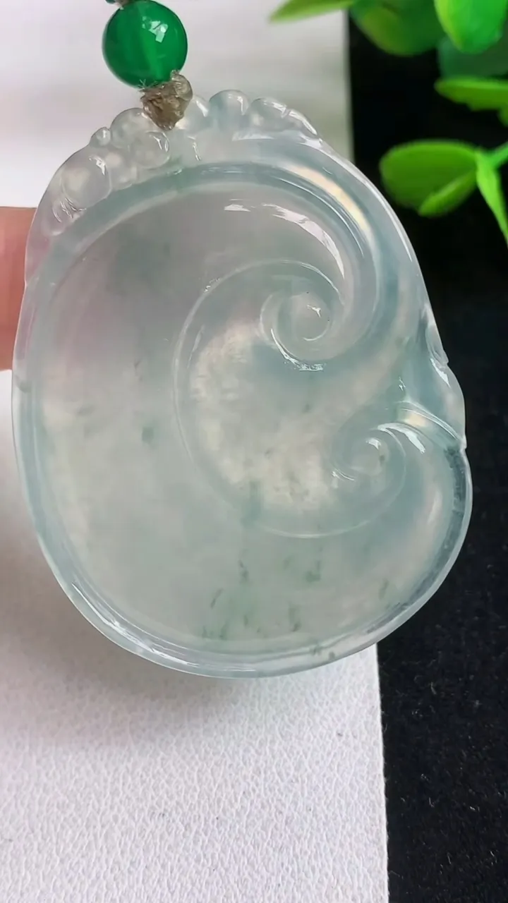天然A货翡翠飘花如意吊坠，尺寸47-35.5-5.8，重量:20.17g
5月5日