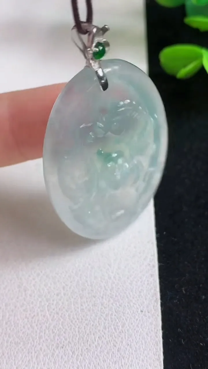 天然A货翡翠荷叶鱼吊坠，尺寸41.3-27-4.7，重量:10.62g
5月5日
