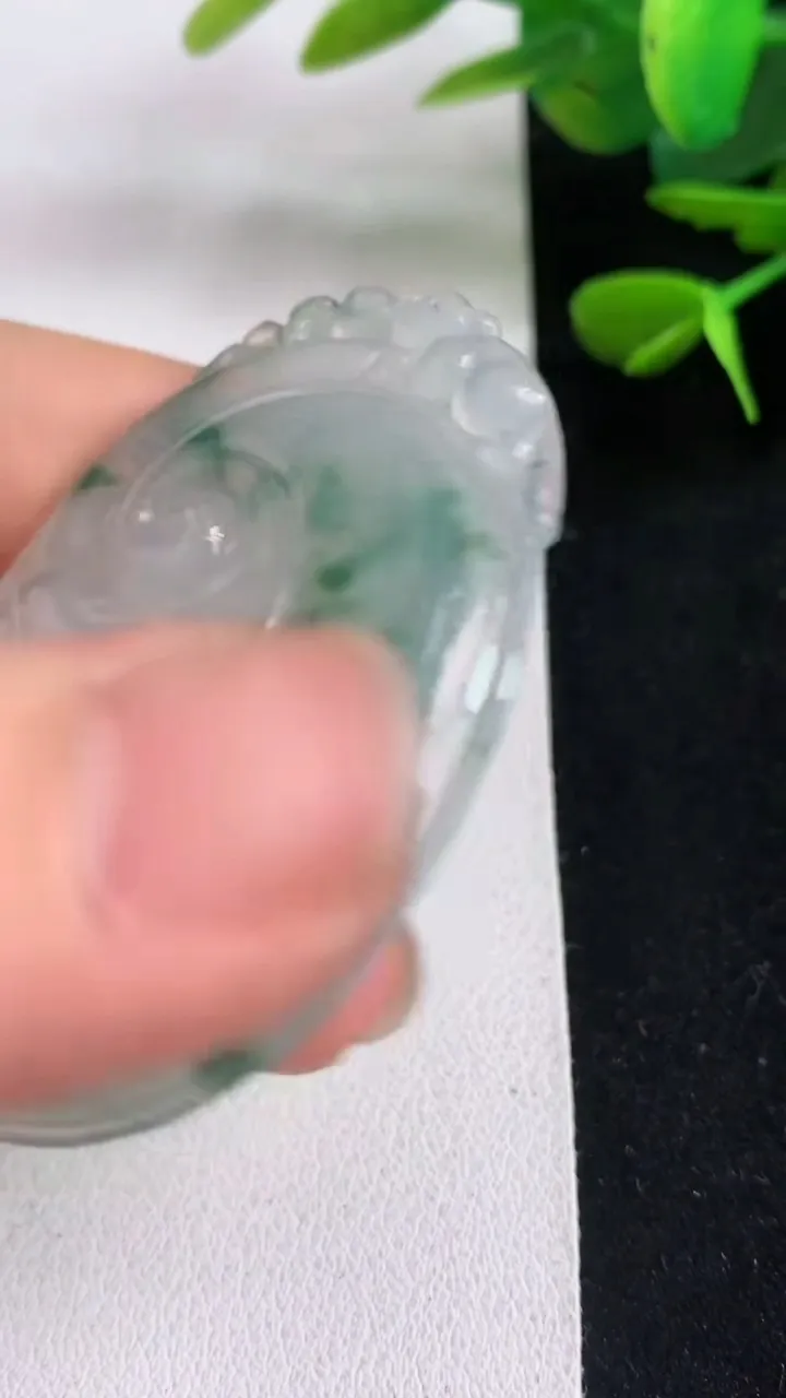 天然A货翡翠飘花如意吊坠，尺寸52.3-39.5-5，重量:18.14g
5月5日