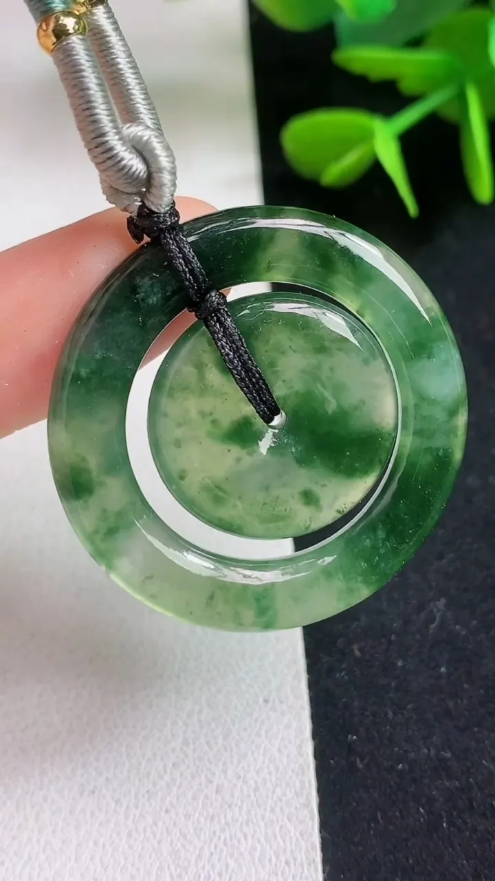 天然A货翡翠母子平安扣吊坠，尺寸32.4-3.6，重量:10.15g
5月5日