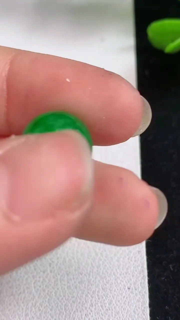天然A货翡翠圆珠吊坠，尺寸11.5，重量:2.54g5月5日
工厂直销收藏佳品,种好水足，色泽均匀，有种有色，上手高大气！