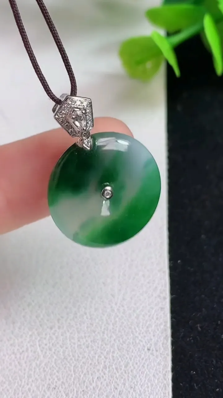 天然A货翡翠平安扣吊坠，尺寸18.4-3.8，重量:3.24g
5月5日