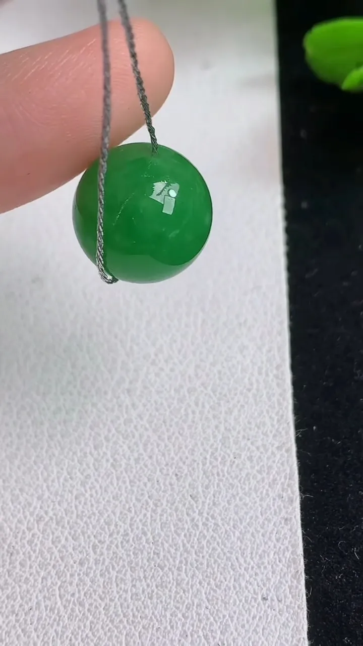 天然A货翡翠圆珠吊坠，尺寸12.4，重量:3.30g5月5日
工厂直销收藏佳品,种好水足，色泽均匀，有种有色，上手高大气！