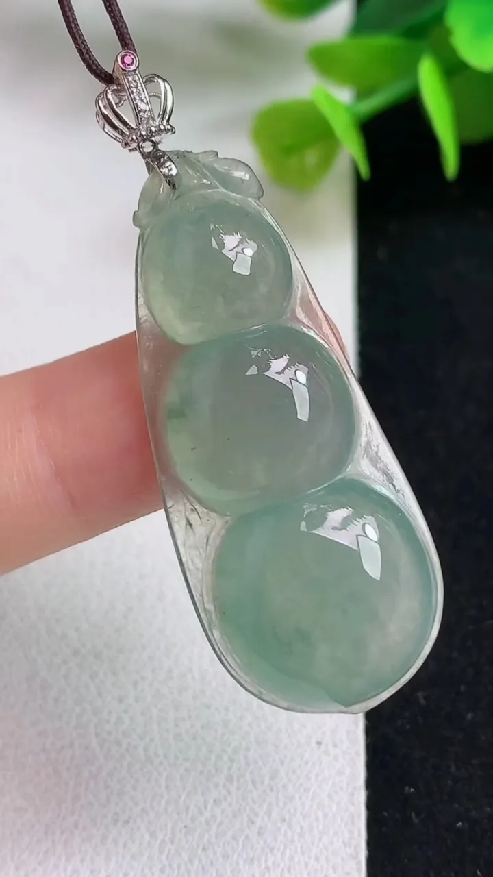 天然A货翡翠福豆吊坠，尺寸41.3-17.7-6，重量:7.12g
5月5日