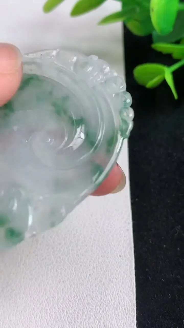 天然A货翡翠飘花如意吊坠，尺寸52.3-39.5-5，重量:18.14g
5月5日