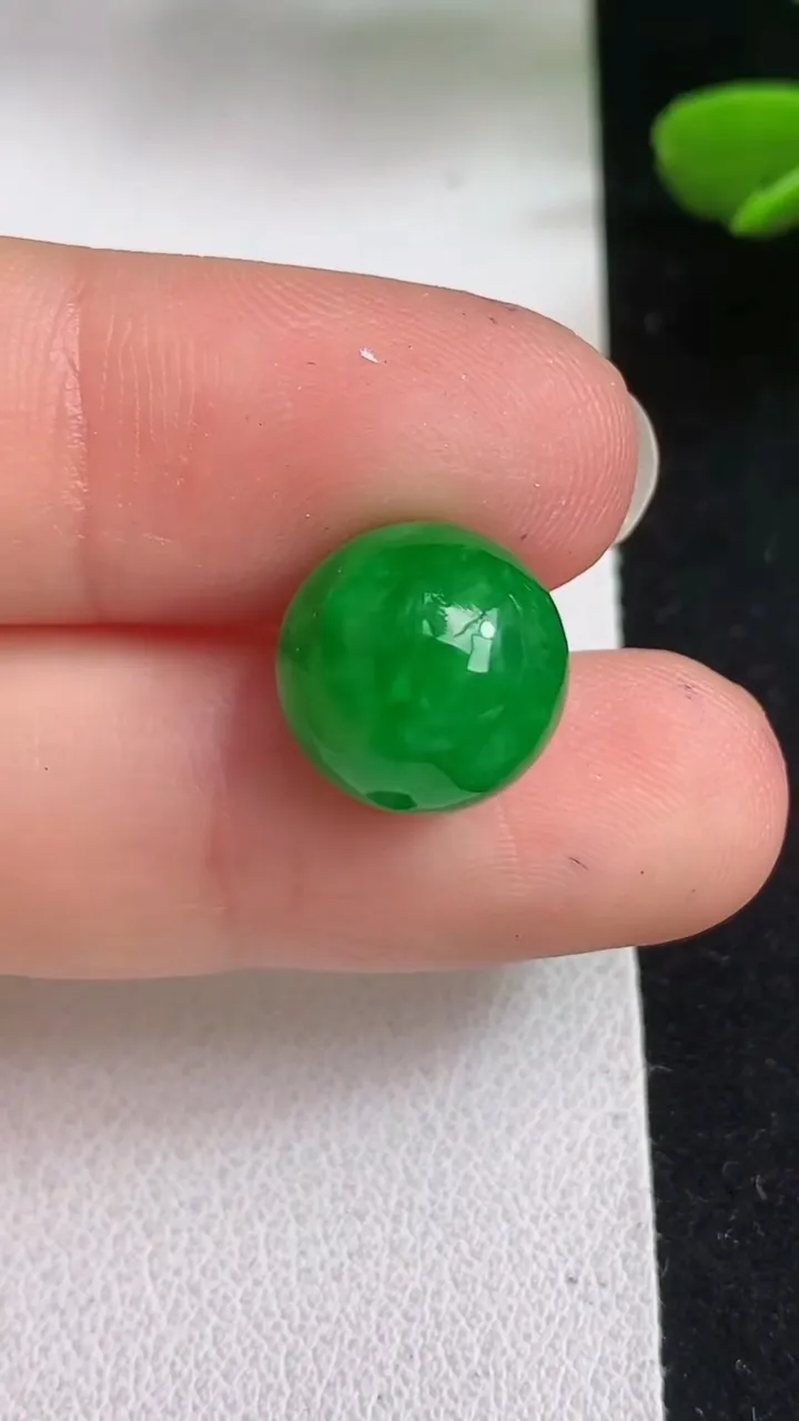天然A货翡翠圆珠吊坠，尺寸11.5，重量:2.54g5月5日
工厂直销收藏佳品,种好水足，色泽均匀，有种有色，上手高大气！