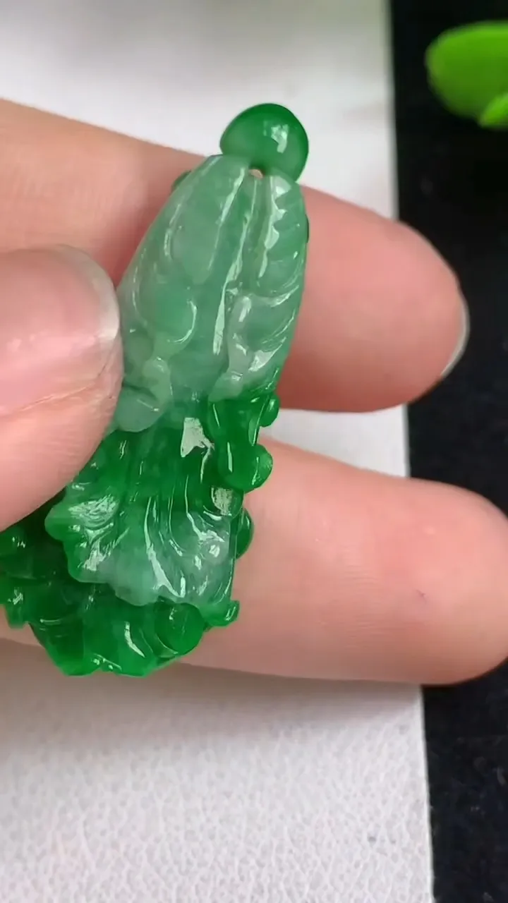 天然A货翡翠白菜吊坠，尺寸35.3-14-5.2，重量:5.00g
5月5日