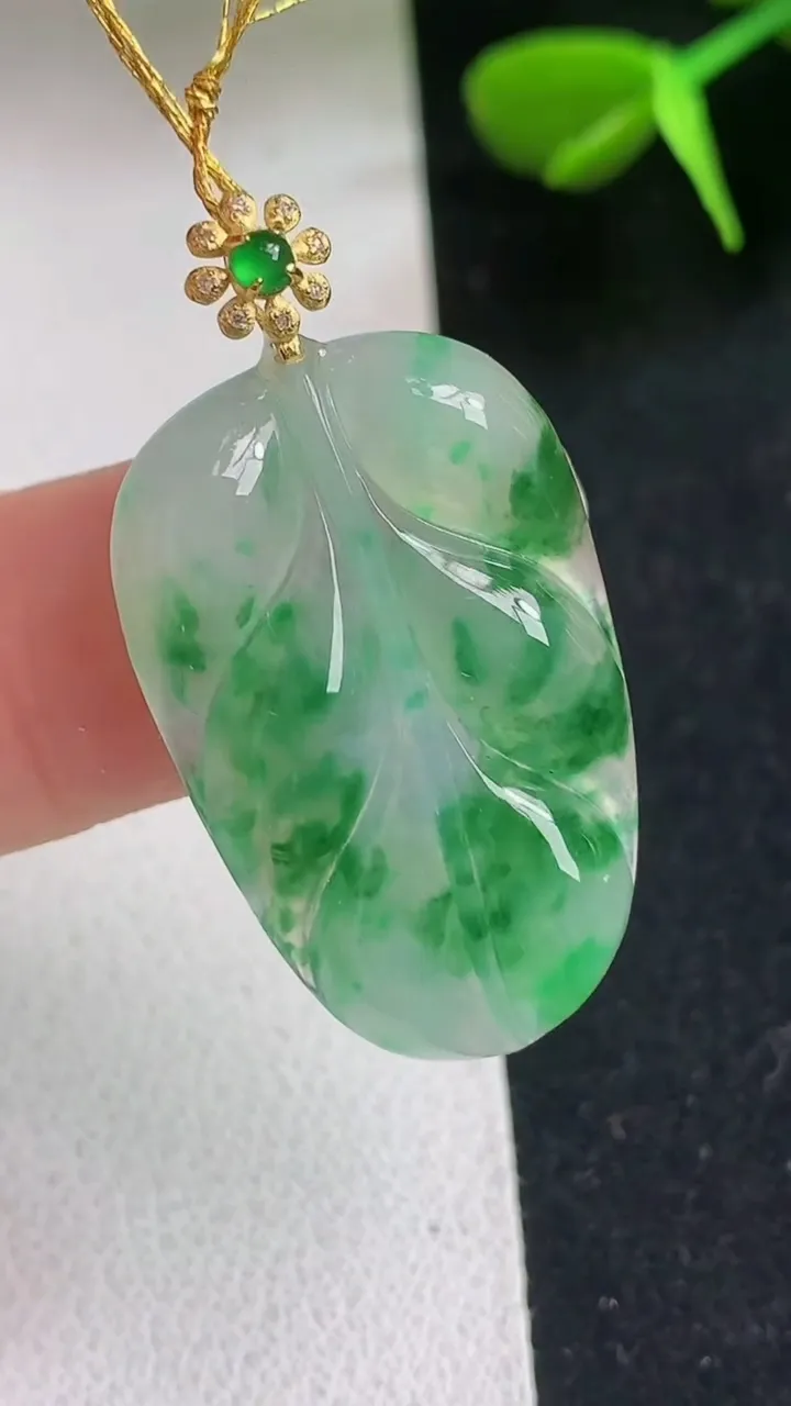 天然A货翡翠金枝玉叶 叶子吊坠，尺寸27.6-17.4-3.2，重量:3.26g
5月5日