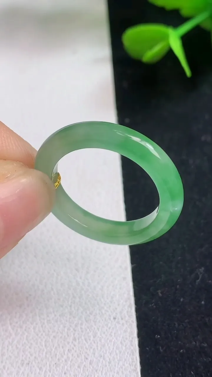天然A货翡翠指环戒指，尺寸17.2-3.8-3.3，重量:2.35g2025年5月5日
工厂直销收藏佳品,种好水足，色泽均匀，有种有色，上手高大气！