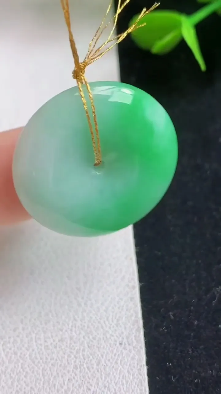 天然A货翡翠平安扣吊坠，尺寸24-5.4，重量:6.12g
5月5日