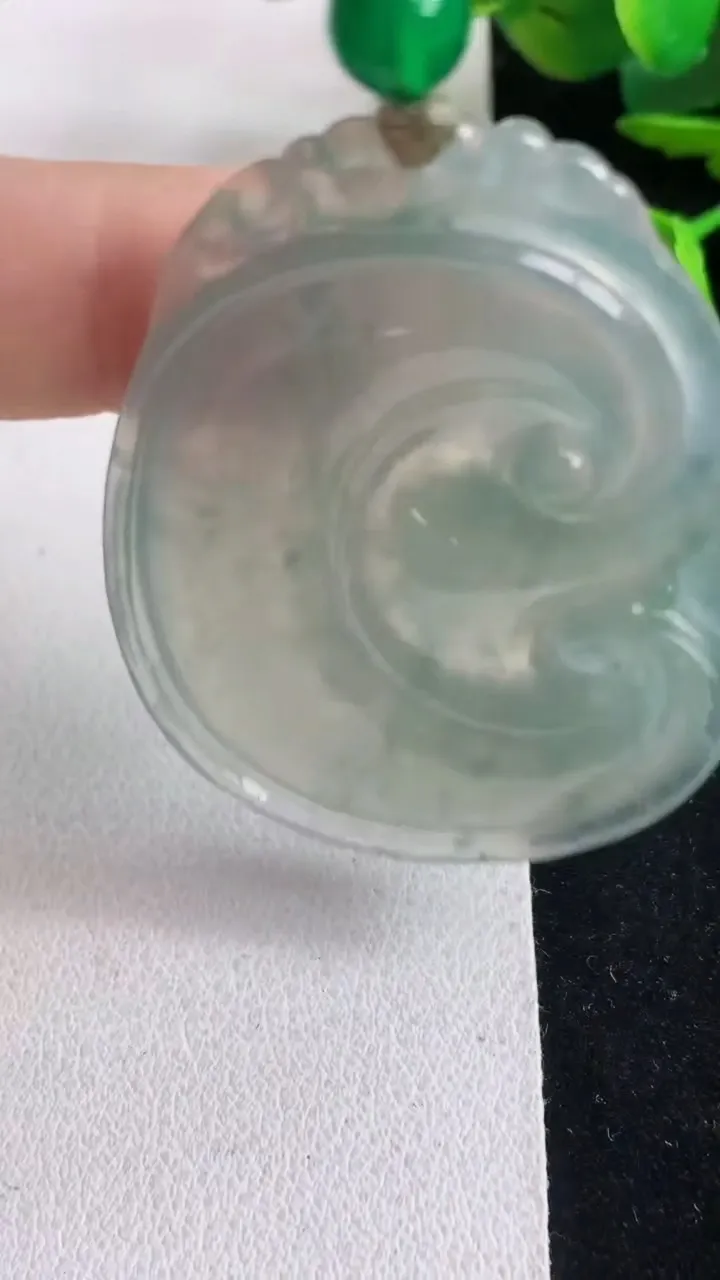 天然A货翡翠飘花如意吊坠，尺寸47-35.5-5.8，重量:20.17g
5月5日