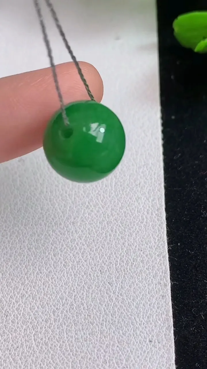 天然A货翡翠圆珠吊坠，尺寸12.4，重量:3.30g5月5日
工厂直销收藏佳品,种好水足，色泽均匀，有种有色，上手高大气！