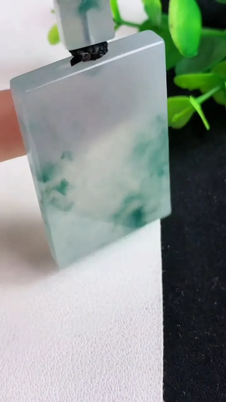 天然A货翡翠飘花无事牌吊坠，尺寸49.4-32-6，重量:34.00g
5月5日