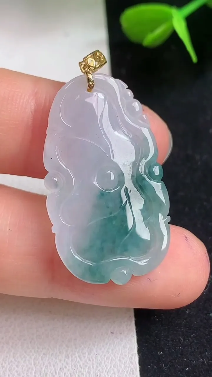 天然A货翡翠k金飘花荷叶鱼吊坠，尺寸30.5-18-3，重量:3.61g
5月5日