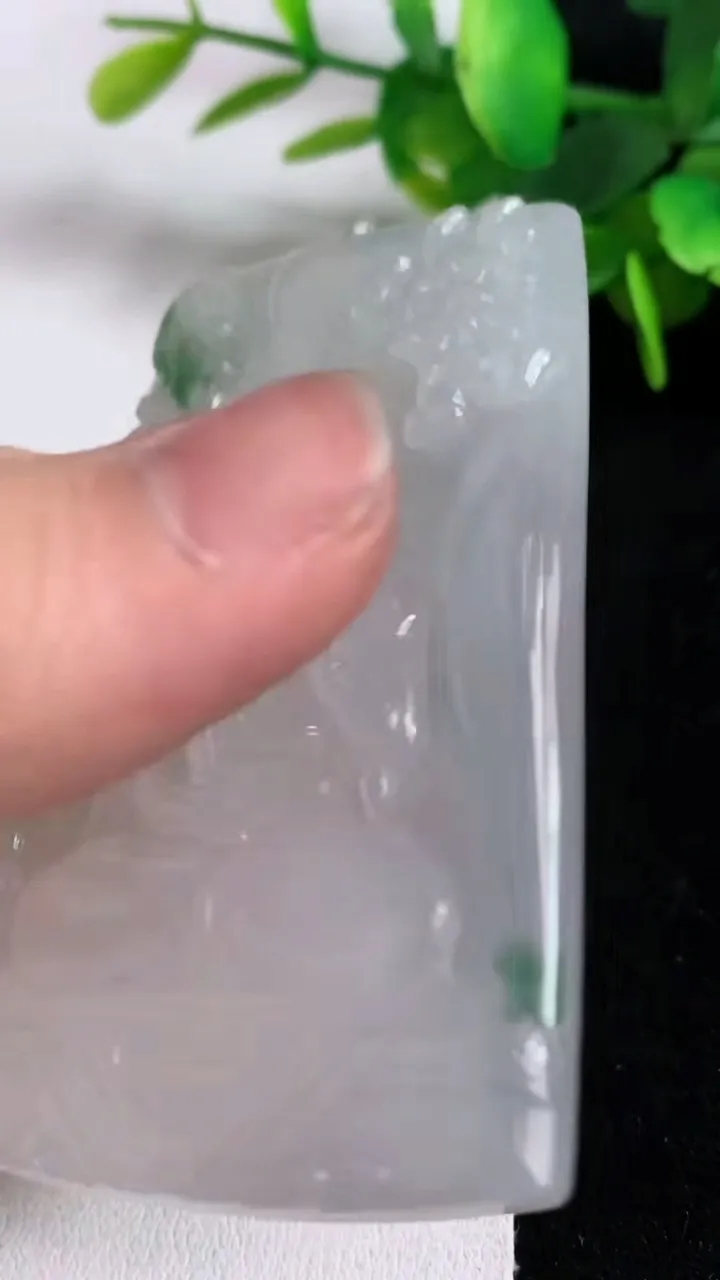 天然A货翡翠飘花观音菩萨吊坠，尺寸67.4-42-5.8，重量:37.04g
5月5日