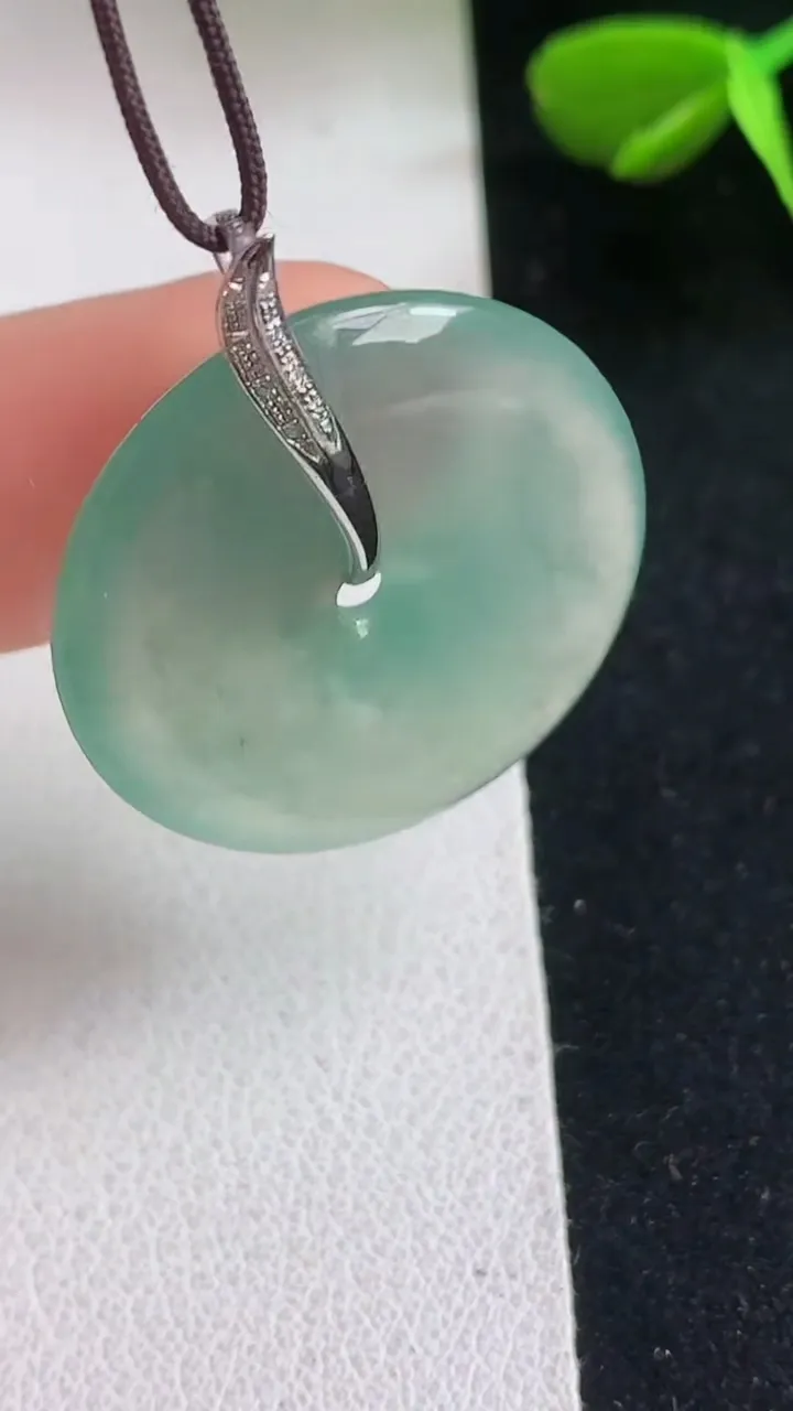 天然A货翡翠平安扣吊坠，尺寸24.5-5，重量:5.53g
5月5日