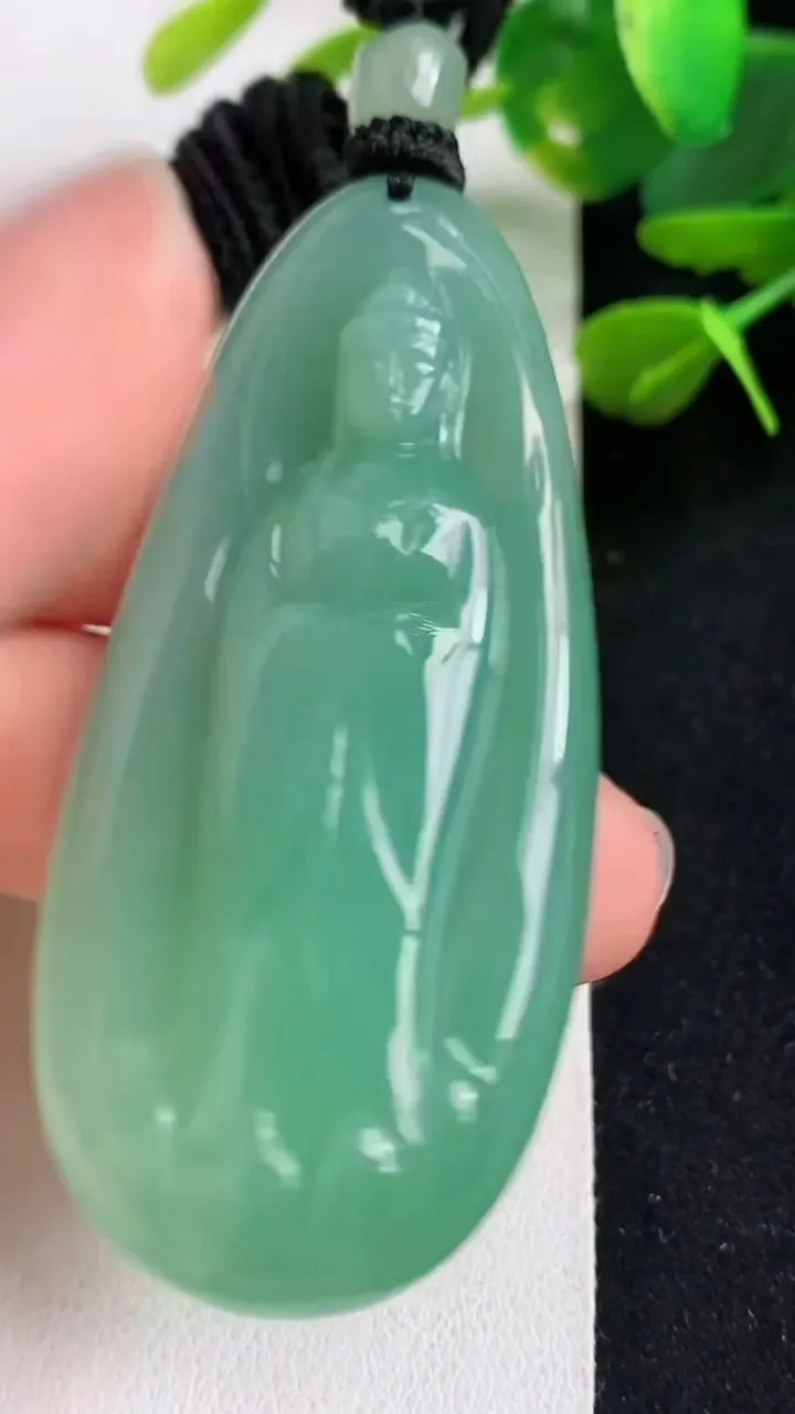 天然A货翡翠观音菩萨吊坠，尺寸61.5-28.8-9，重量:33.45g
5月5日
