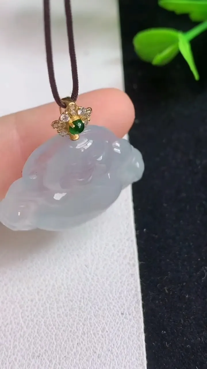 天然A货翡翠白冰佛公吊坠，尺寸22.5-29-5.7，重量:5.87g
5月5日