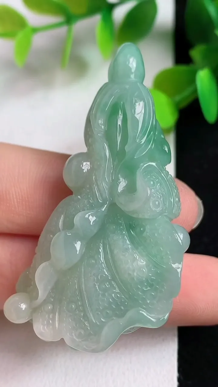 天然A货翡翠白菜吊坠，尺寸53.6-33-14，重:24.22g
5月5日