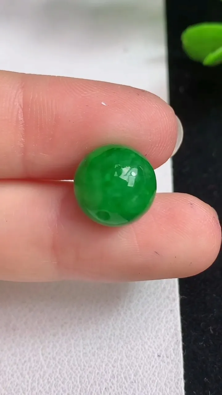 天然A货翡翠圆珠吊坠，尺寸11.5，重量:2.54g5月5日
工厂直销收藏佳品,种好水足，色泽均匀，有种有色，上手高大气！