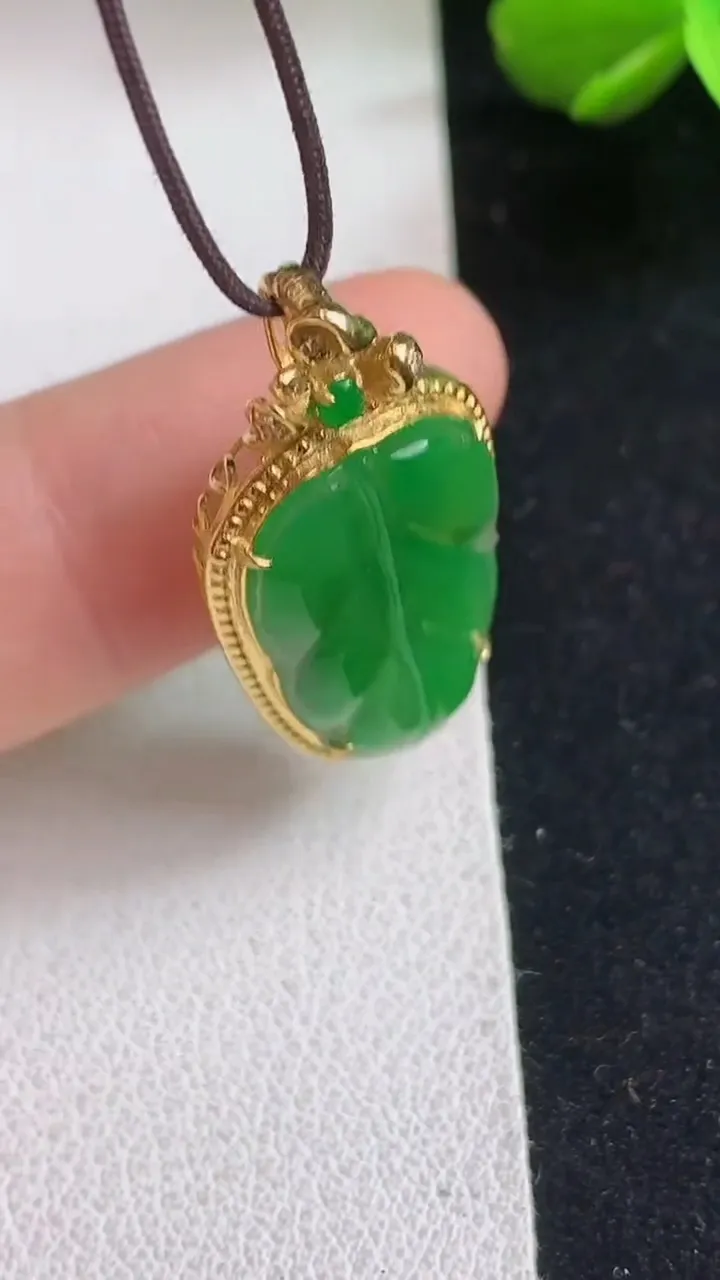 天然A货翡翠金枝玉叶 叶子吊坠，尺寸29-14.2-6，裸石20.4-12，重量:2.03g
5月5日