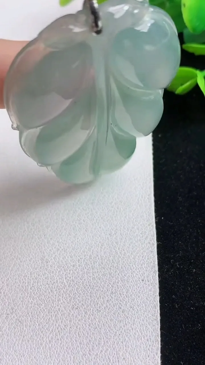 天然A货翡翠金枝玉叶 叶子吊坠，尺寸57.4-37-8，重量:26.57g
5月5日