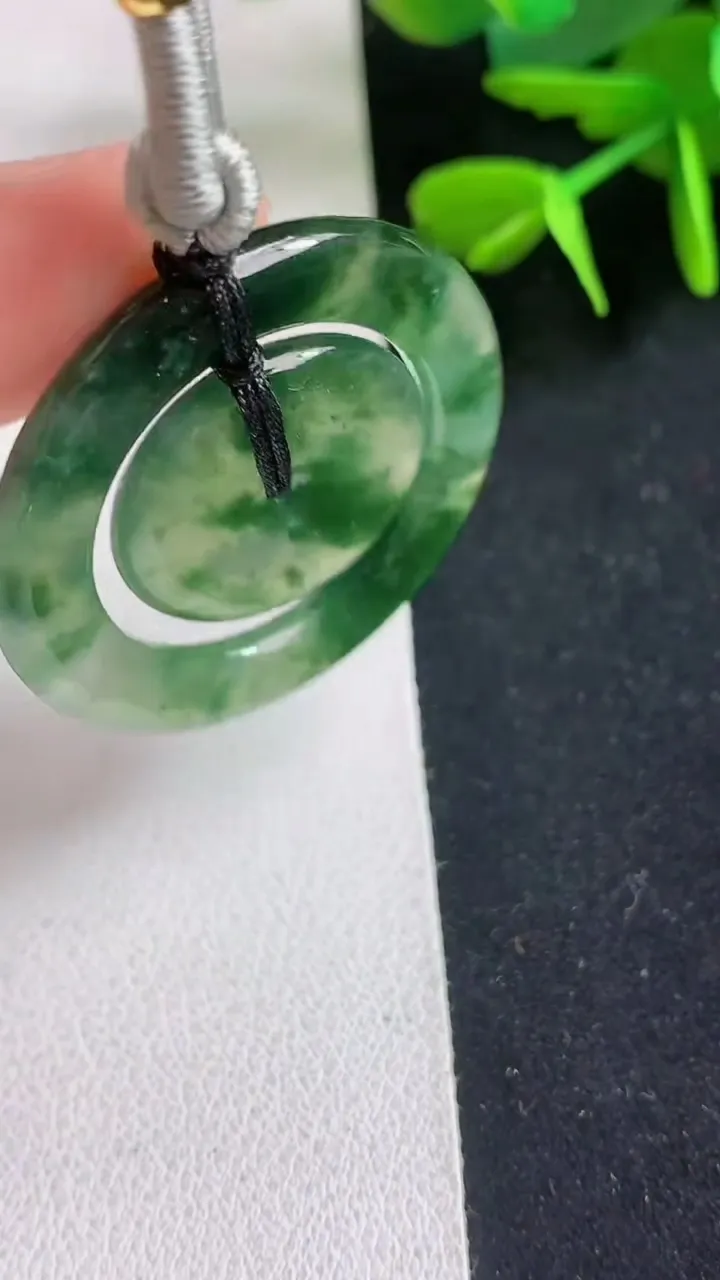 天然A货翡翠母子平安扣吊坠，尺寸32.4-3.6，重量:10.15g
5月5日