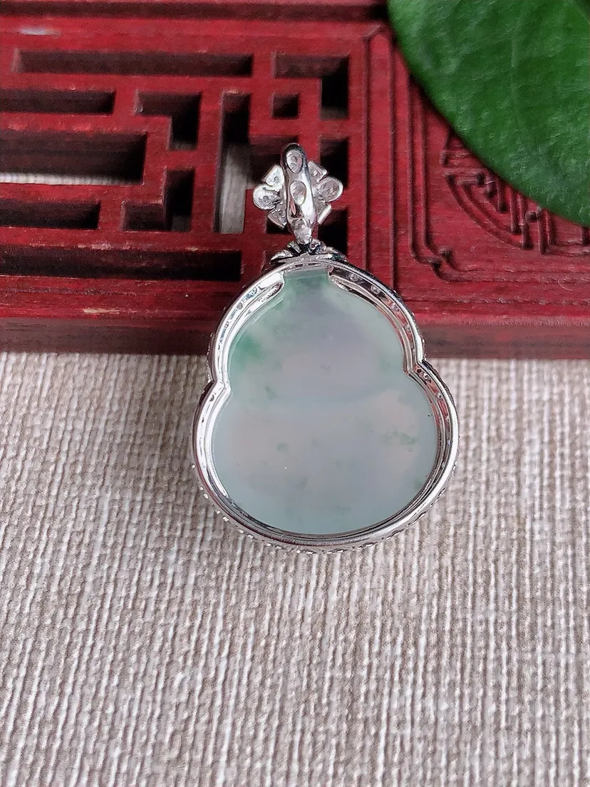 天然A货翡翠18K金伴飘花葫芦吊坠尺寸31.7×20×9.4裸石20.3×17.3m量4.83g 0
