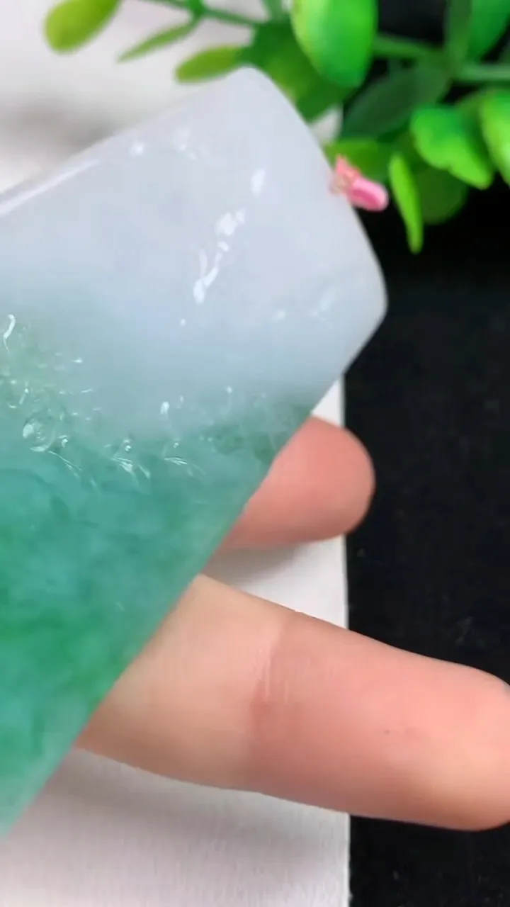 天然A货翡翠山水牌吊坠，尺寸72.5-40.2-5，重量:33.68g
5月5日