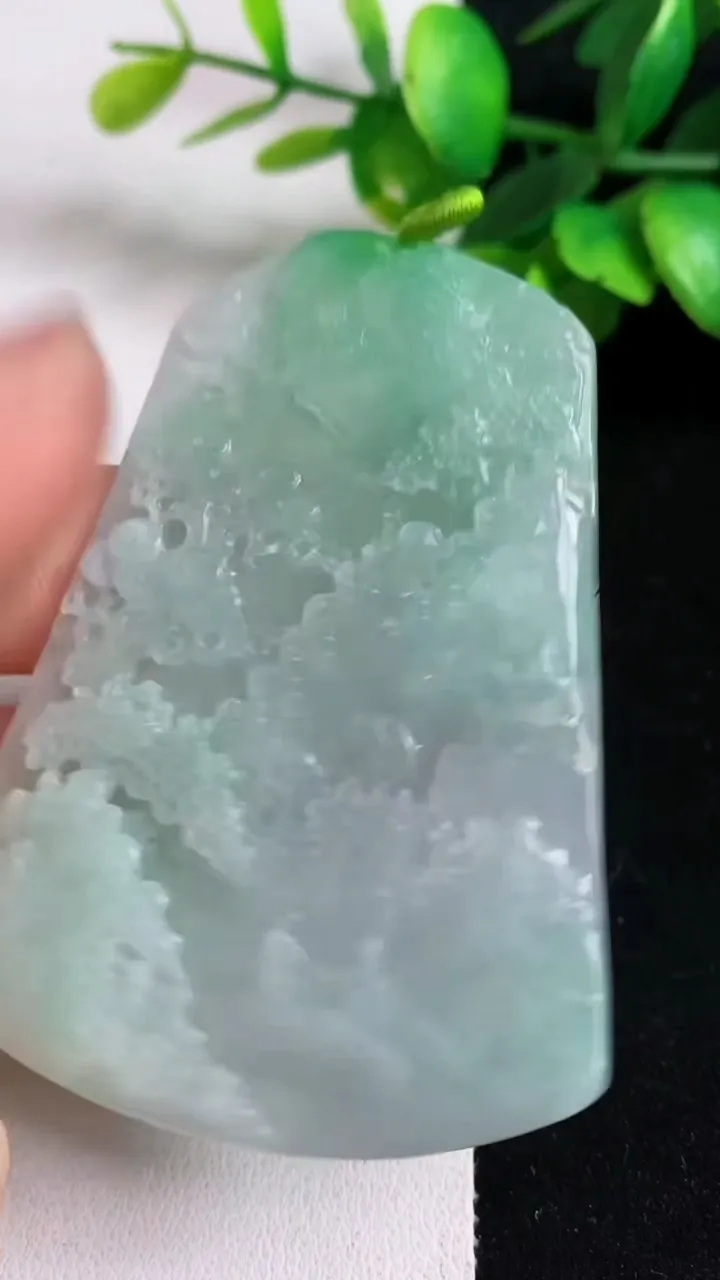 天然A货翡翠山水牌吊坠，尺寸66.7-49-6，重量:40.24g
5月5日